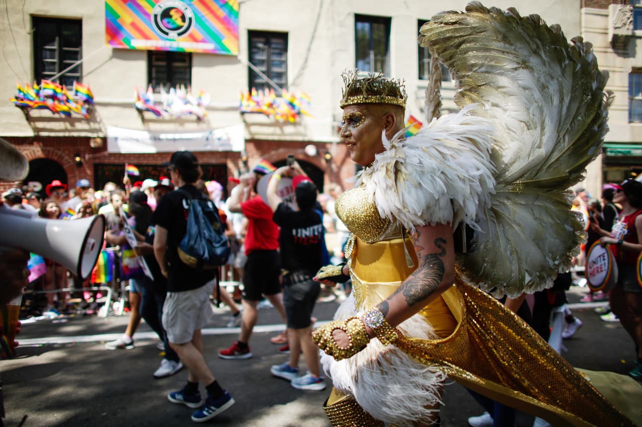 La gente participa en la Marcha del Orgullo en las calles de Manhattan.