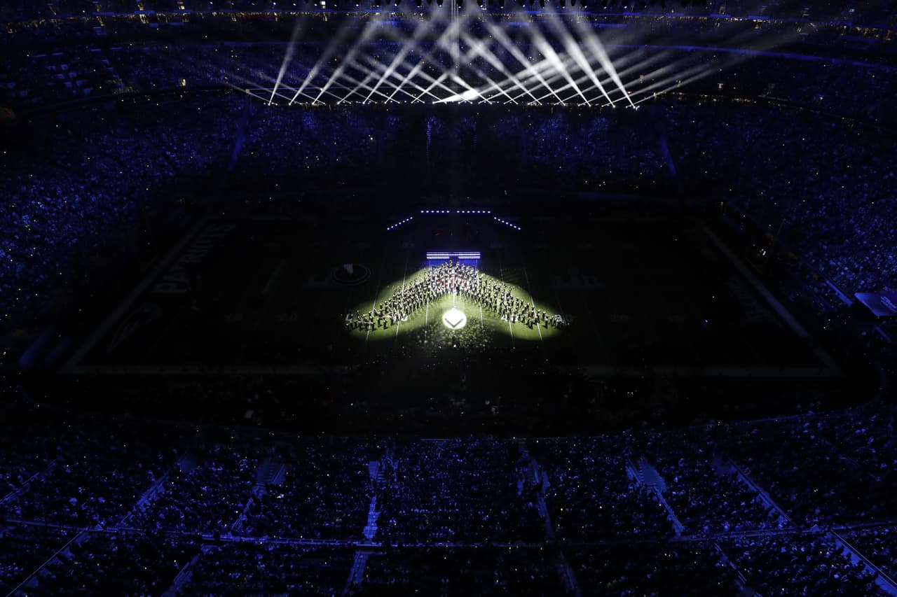 El popular cantante se presentó en el show de medio tiempo del partido entre New England Patriots y Philadelphia Eagles con sus éxitos de hoy y siempre.