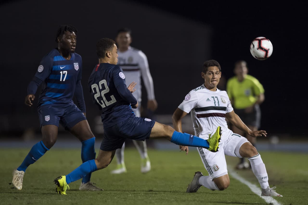 El equipo mexicano trataba de llegar con su sello al área rival: tocando el balón, combinándose para hilvanar jugadas y abrir espacios para jalar del gatillo. Así fue en un comienzo.