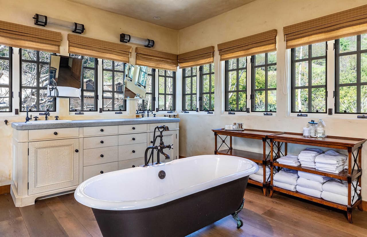 La publicación británica The Sun se comunicó con la agente de bienes raíces Andrea Pilot, quien según sus reporteros fue quien publicó en Instagram: “Tremenda noticia, el príncipe Harry y Meghan compraron la casa de Mel Gibson".