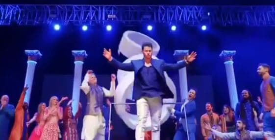 " [...] Cada familia contando nuestras historias a través de canciones y bailes, con toneladas de risas y amor. Estamos llenos de gratitud por el esfuerzo, el amor y la risa. Llevaremos los recuerdos de este especial momento para el resto de nuestros días.", aseguró Chopra.