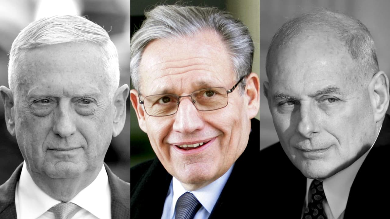 A la izquierda del periodista Bob Wodward (centro), jim Mattis, y a su derecha, John Kelly.