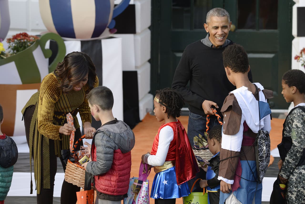 Una fila de niños recibiendo dulces de Barack y Michelle Obama, la última celebración de Halloween del demócrata en la Casa Blanca. 31 de octubre de 2016.