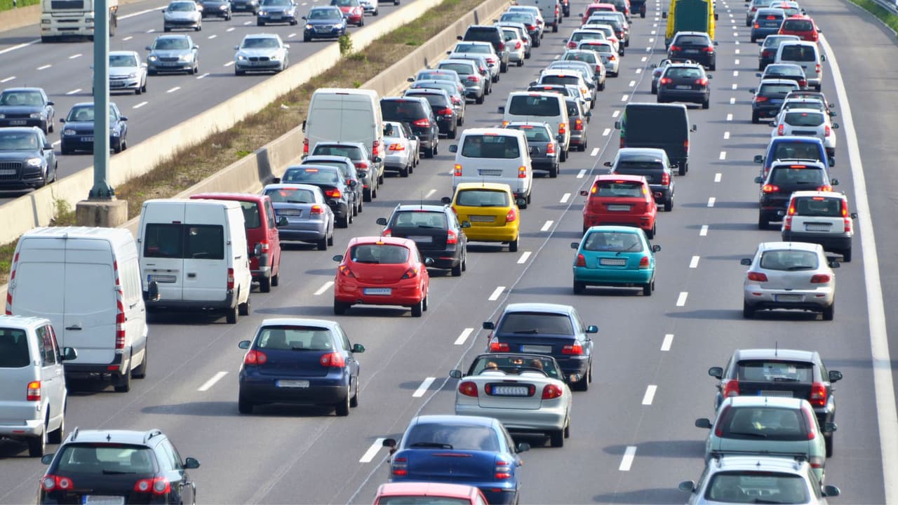 En Texas, las carreteras tienen historia. Algunas llevan 
<b>nombres de veteranos de guerra, héroes locales o figuras icónicas de la política</b>. Ahora, una legisladora propone que
<b> un tramo de la Interestatal 35 (I-35) en Austin lleve el nombre del presidente Donald J. Trump</b>. La medida, presentada por 
<b>la representante estatal Joanne Shofner</b>, busca 
<b>renombrar parte de la autopista como “President Donald J. Trump Highway”</b>.