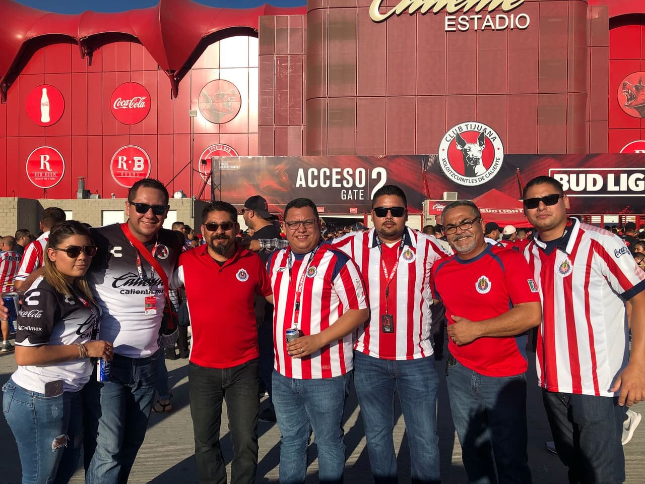 Los aficionados de Xolos de Tijuana y Chivas de Guadalajara se reunen en las afueras del estadio a pocos minutos del partido por la jornada 1 del Apertura 2018 de la Liga MX.