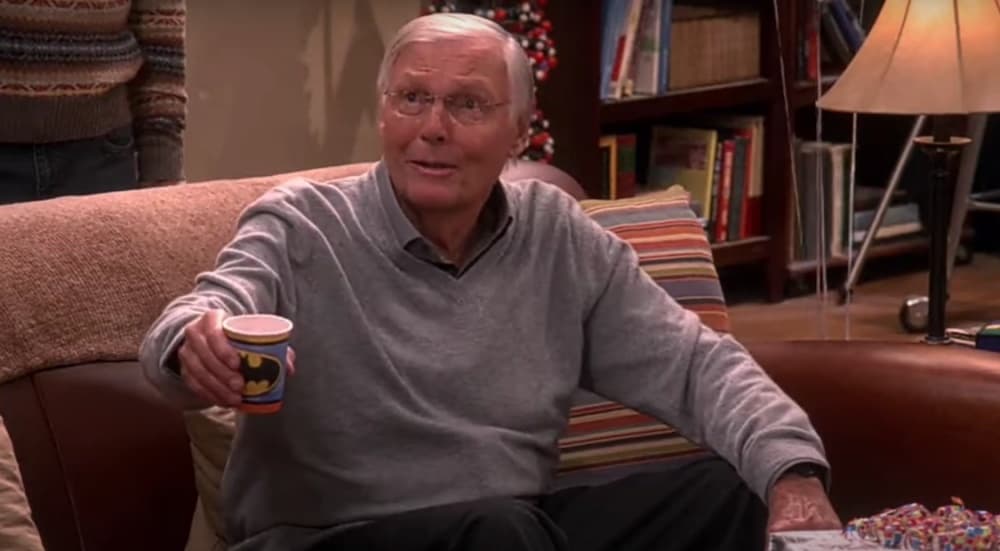 Leonard consiguió que Adam West fuera al cumpleaños de su amigo, algo que el futuro ganador del Nobel le agradeció siempre. Curiosamente, este cameo coincidió con el 50 aniversario de Batman, por lo que West aseguró en una entrevista para 'Variety' que lo consideró como un tributo para él y para su personaje.