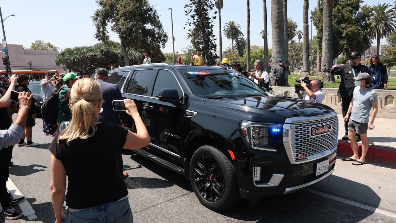 En redes sociales, Bass compartió un video mostrando a los agentes armados en la cancha de fútbol donde minutos antes jugaban más de 20 niños.