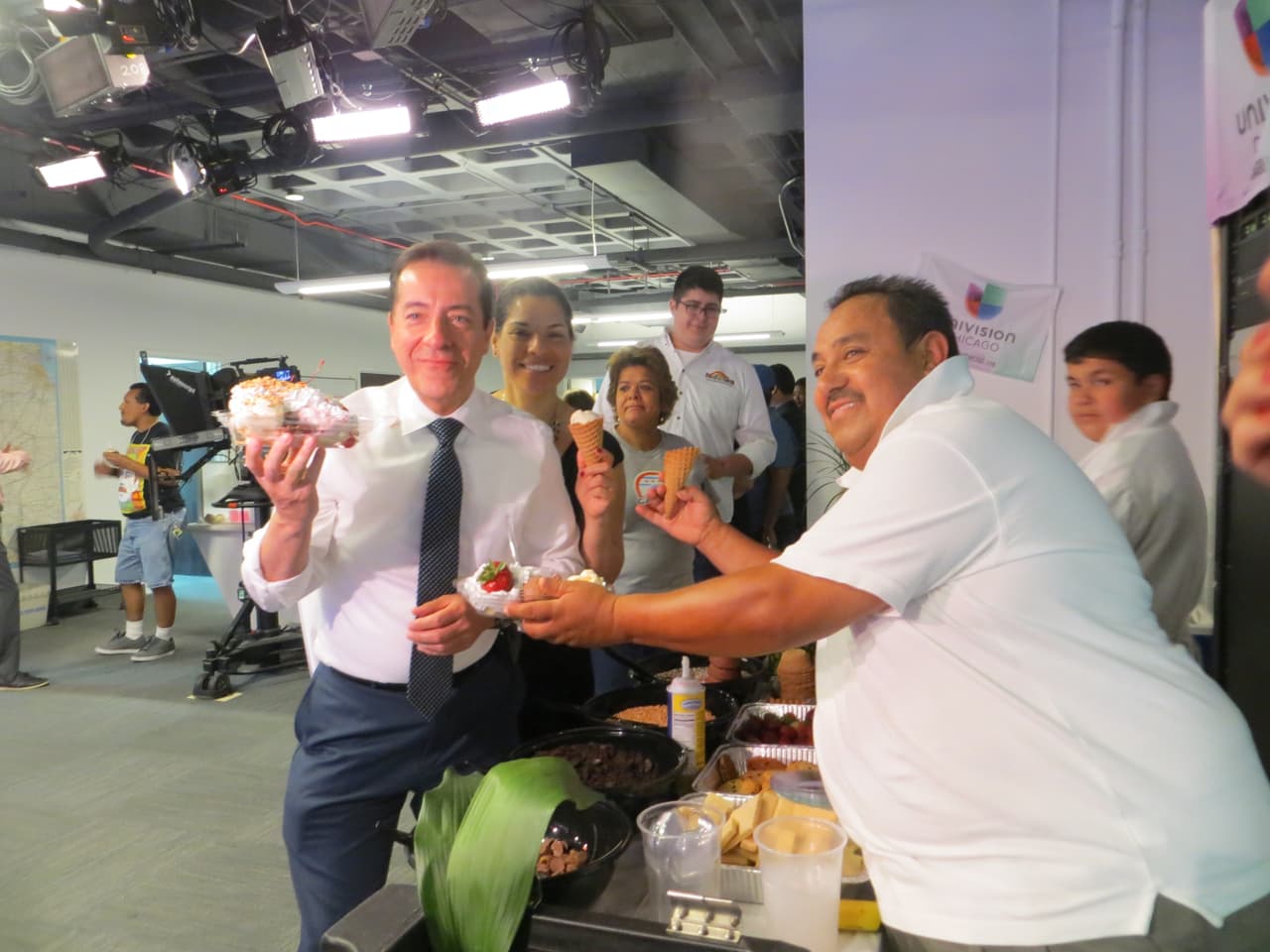 El equipo de Univision Chicago celebró estar a tu lado con un día de helado. Mira las fotos de la fiesta y mil gracias por tu preferencia.