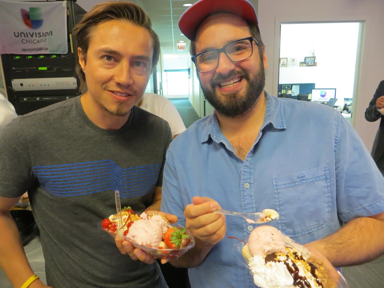 El equipo de Univision Chicago celebró estar a tu lado con un día de helado. Mira las fotos de la fiesta y mil gracias por tu preferencia.