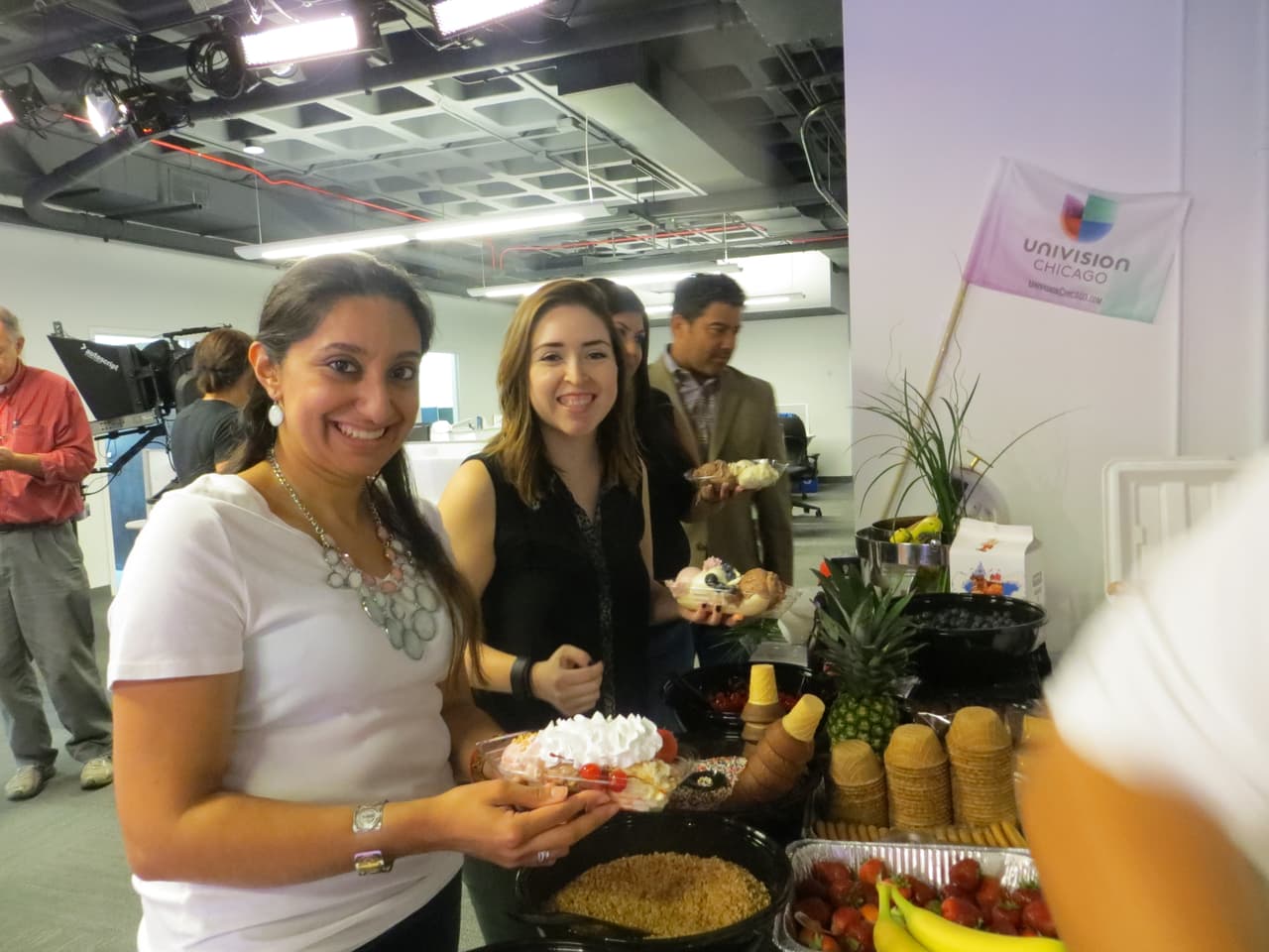 El equipo de Univision Chicago celebró estar a tu lado con un día de helado. Mira las fotos de la fiesta y mil gracias por tu preferencia.