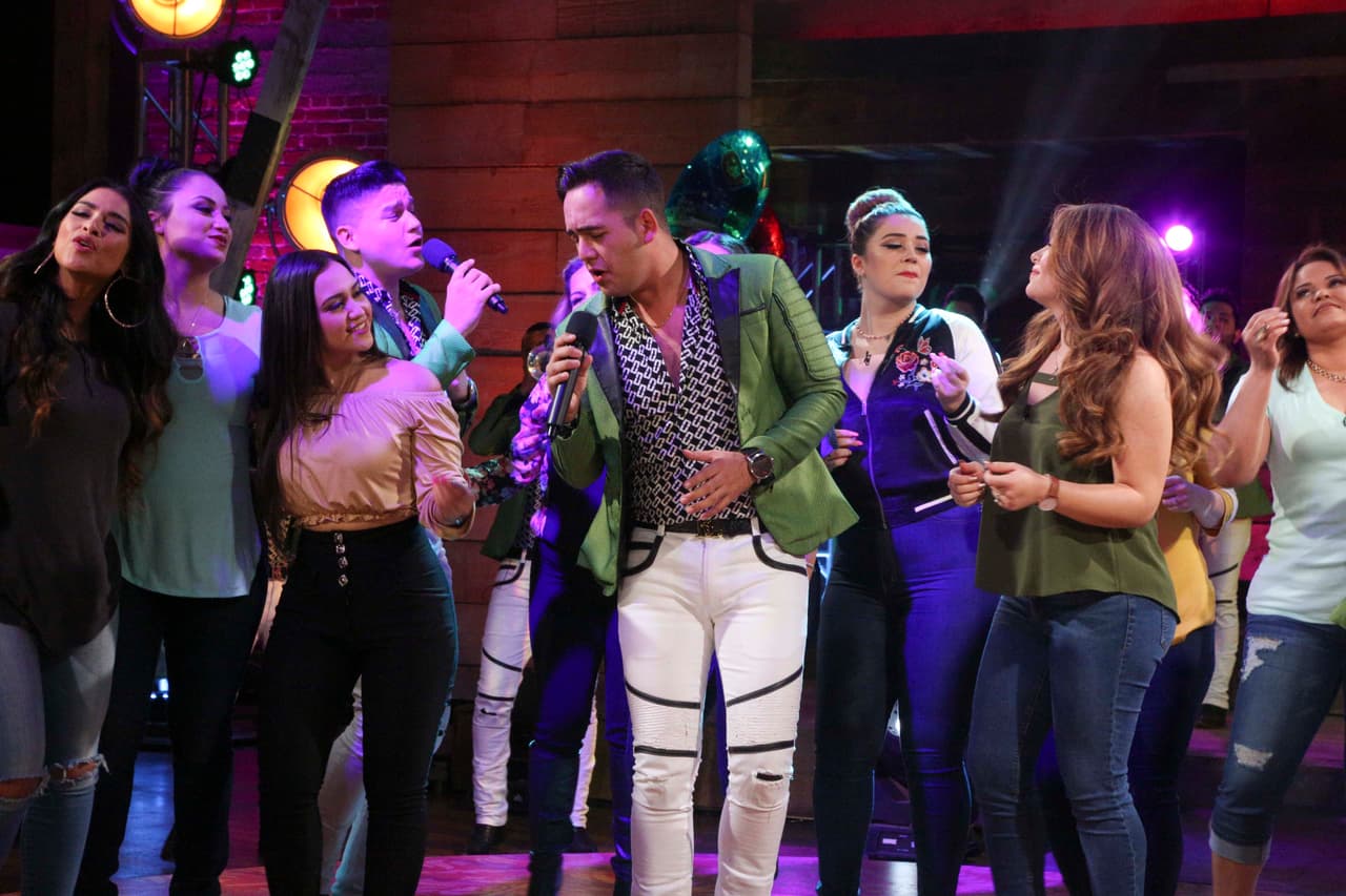 La Reina de la Canción se engalanó con la visita de Banda Carnaval, quienes interpretaron su éxito 'Ella es mi mujer' para todas las concursantes y aprovecharon para mostrar sus mejores pasos de baile.