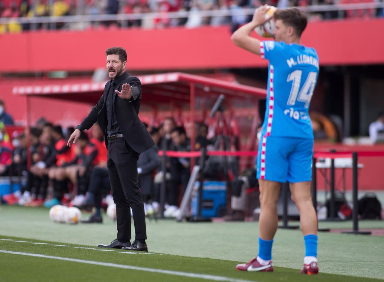 Simeone daba órdenes a los suyos, pero evidentemente contemplaba el partido que se viene en Champions.