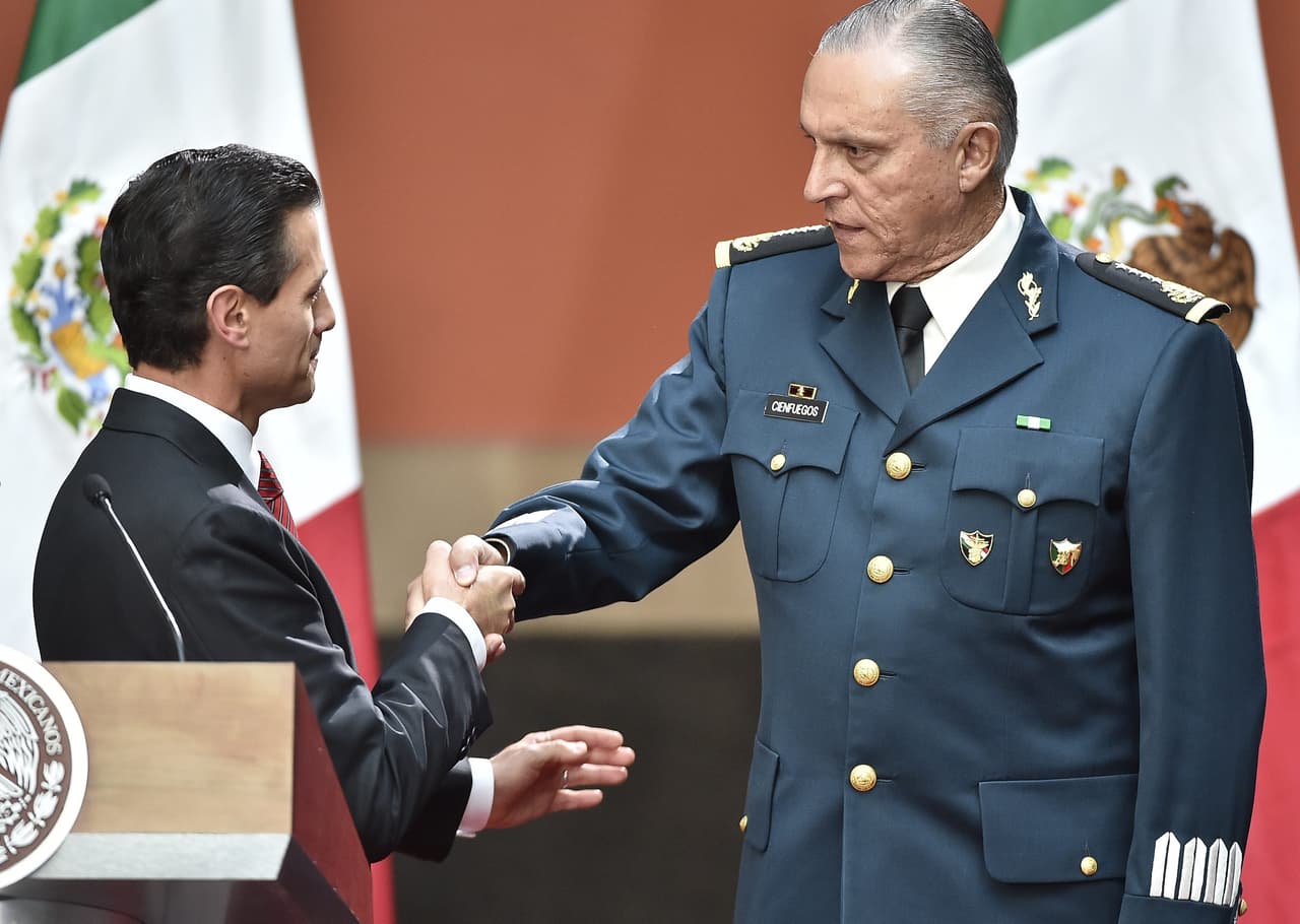 El general Salvador Cienfuegos vuelve a México, luego de que EEUU desistió de enjuiciarlo por narcotráfico