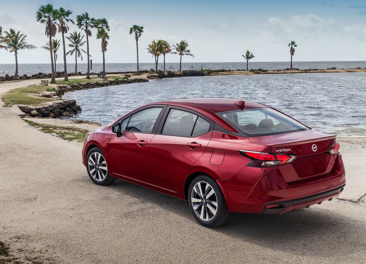 <h3 class="cms-H3-H3">Nissan Versa 2020 - $15,625</h3>
<br>
<br>
<b>Motor:</b> 4 cilindros en línea de 1.6 litros
<br>
<b>Potencia:</b> 122 caballos de fuerza
<br>
<b>Torque:</b> 114 lb-pie 
<br>
<b>Transmisión:</b> Automática CVT o manual de 5 velocidades
<br>
<b>Rendimiento:</b> 32/40/35 mpg en ciudad/carretera/combinado
<br>