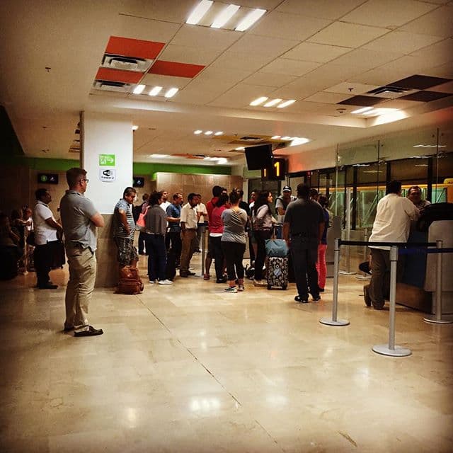 El aeropuerto internacional de Puerto Vallarta cerró operaciones desde el medio día de este viernes.