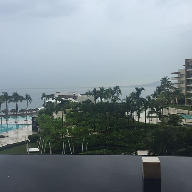 Ante la inminente llegada del huracán Patricia a costas de Jalisco y Colima, autoridades ya han comenzado el protocolo de evacuación de residentes y turistas en Puerto Vallarta.