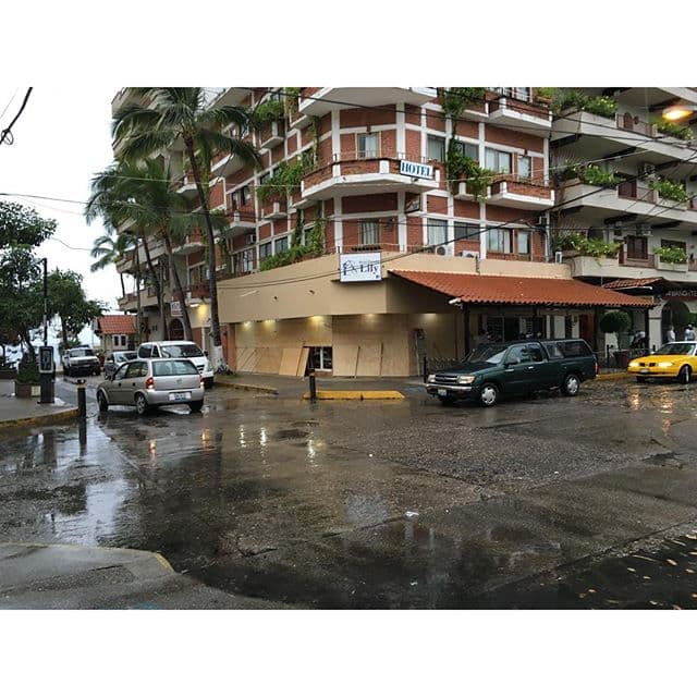 En Jalisco ya se han habilitado 16 albergues temporales para atender a los residentes de la zona.