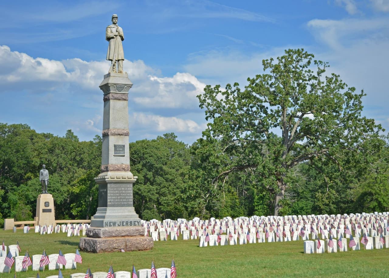 <b>Andersonville Prison Farm (Andersonville)</b>: Mientras visitan este antiguo cementerio de la Guerra Civil, muchas personas no pueden deshacerse de los sentimientos de desesperación y dolor abrumador. Una persona incluso informó haber visto a un soldado de la Guerra Civil en la distancia apoyado contra una tumba, sin una de sus piernas.