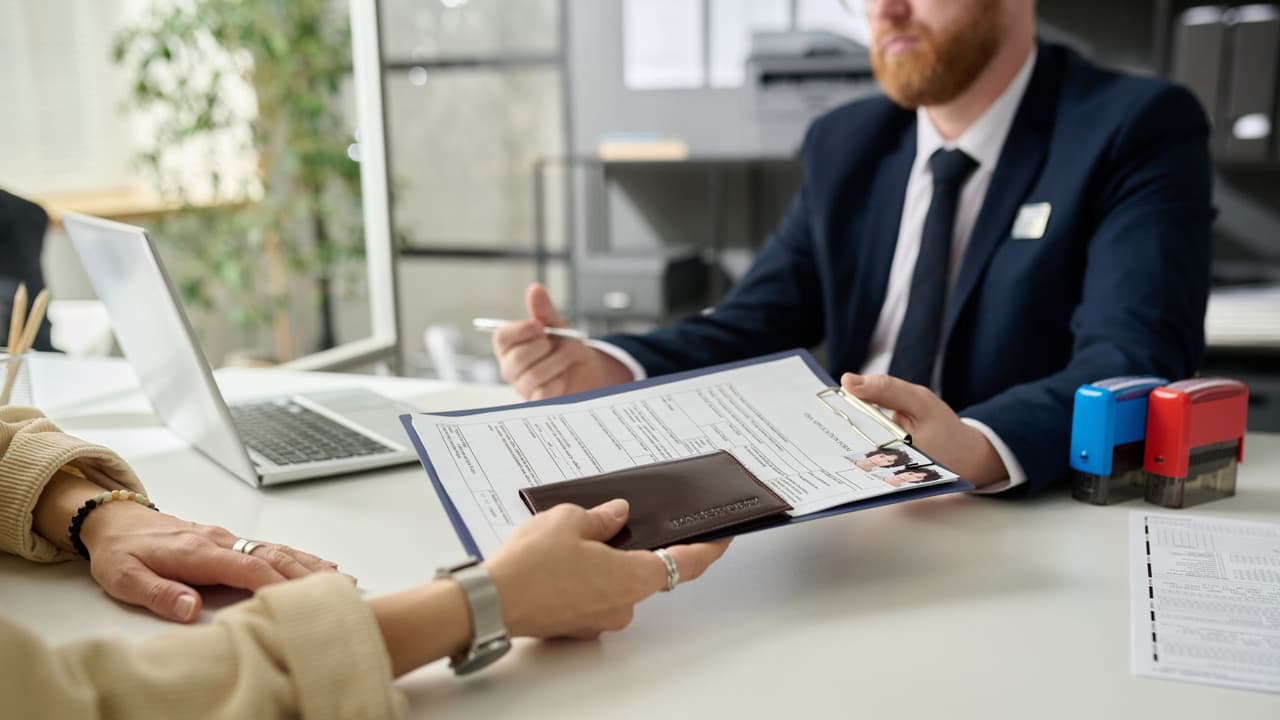 <h3 class="cms-H3-H3">Alternativas a la H-1B </h3>Hay otras visas que
<b> podrían funcionar dependiendo del perfil.</b> Los mexicanos y canadienses tienen 
<b>la opción de la TN bajo el T-MEC si su profesión está en la lista.</b> Quienes destacan por logros extraordinarios pueden mirar la O-1. Los inversionistas de países con tratado, como México, pueden aplicar a una E-2. Las multinacionales tienen la L-1 para transferencias de ejecutivos y especialistas. Y en el ámbito académico existen las J-1 o las H-3 para investigación y entrenamiento.