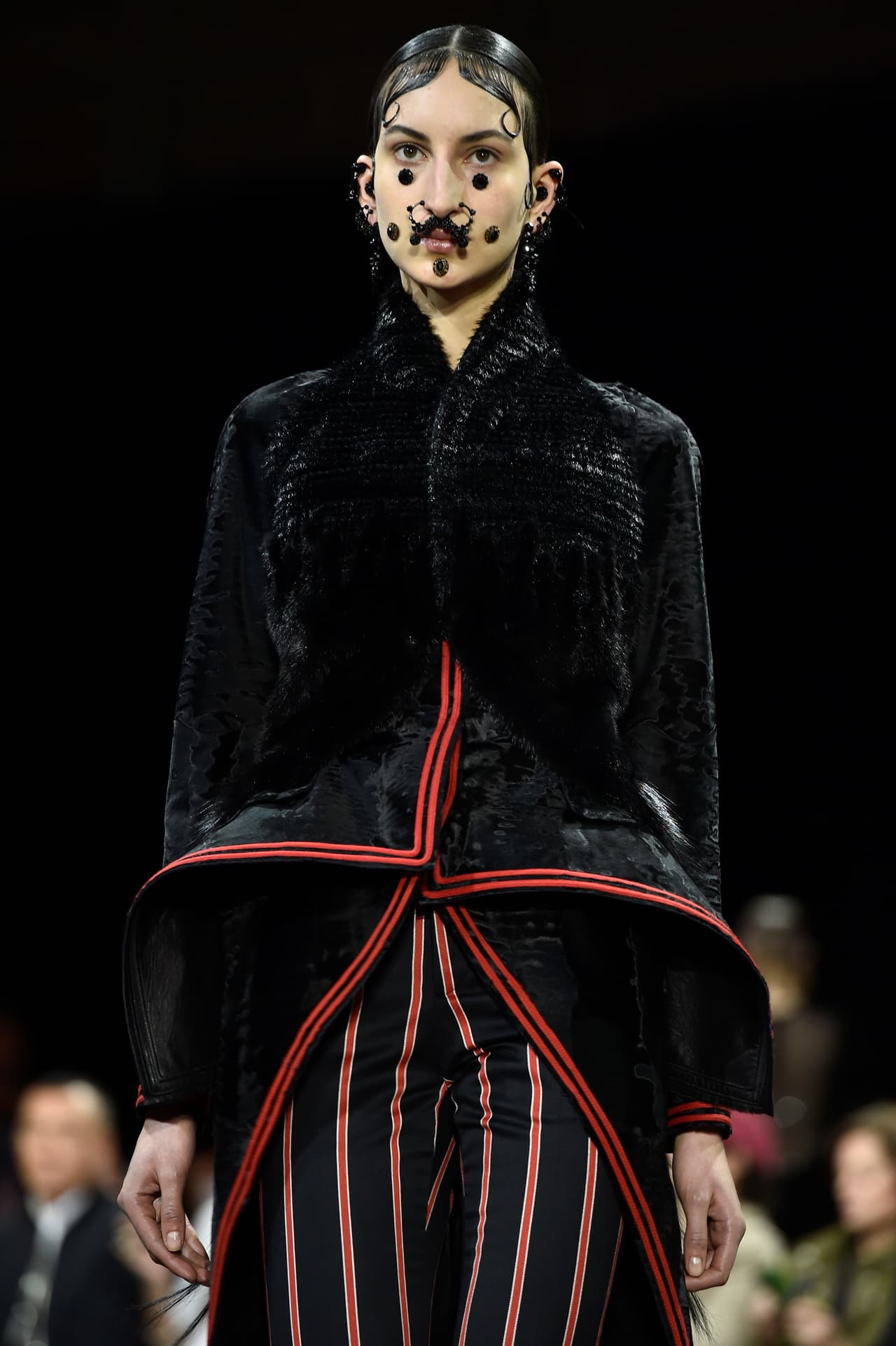 La pasarela de Givenchy Fall 2015 tuvo fuertes rasgos góticos.