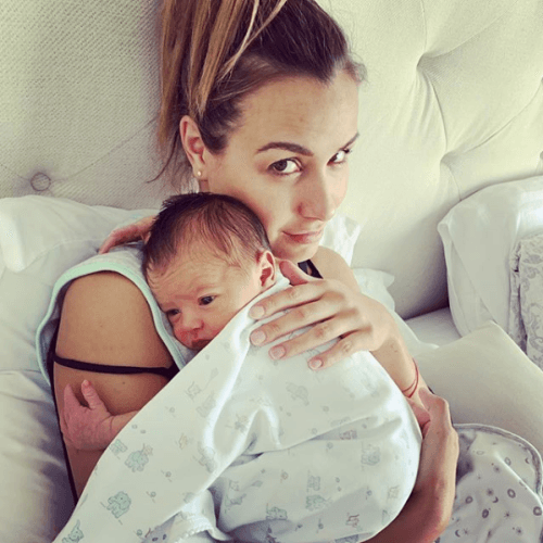 <b><a href="https://www.univision.com/famosos/nace-el-bebe-de-odalys-ramirez-y-pato-borghetti-grettel-valdez-le-da-la-bienvenida-a-la-familia-fotos">Odalys Ramírez y Patricio 'Pato' Borghetti</a></b> también agrandaron la familia este 2019.