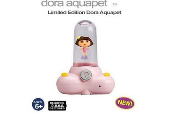 9. DORA AQUAPET. El juguete, a la venta en colores amarillo, café, azul y rosa, generó un escándalo pues los usuarios afirmaron que tenía la forma de un pene artificial, por lo que fue retirado del mercado. (Imagen tomada de Twitter).