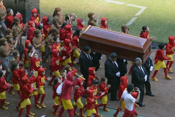 Seis hombres escoltan el féretro de Roberto Gómez Bolaños para dar una vuelta alrededor del campo del Estadio Azteca. 6