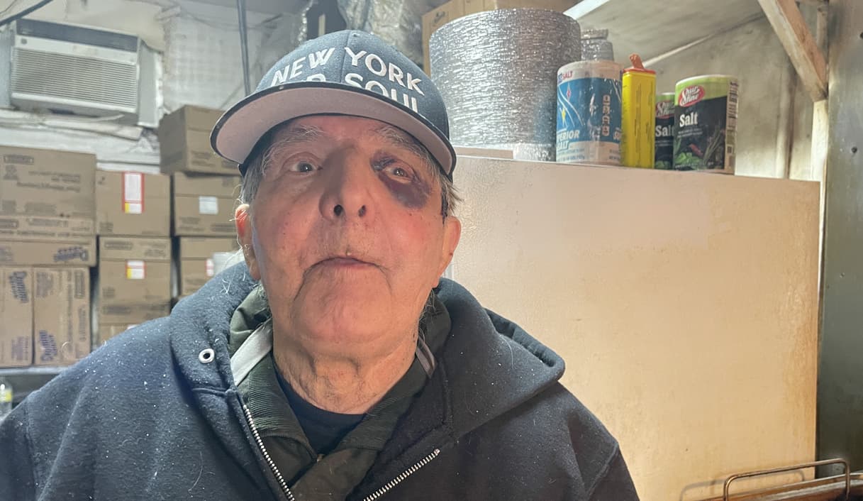 Atacan sin razón a Ray, famoso anciano de 90 años, dueño de tradicional tienda en East Village