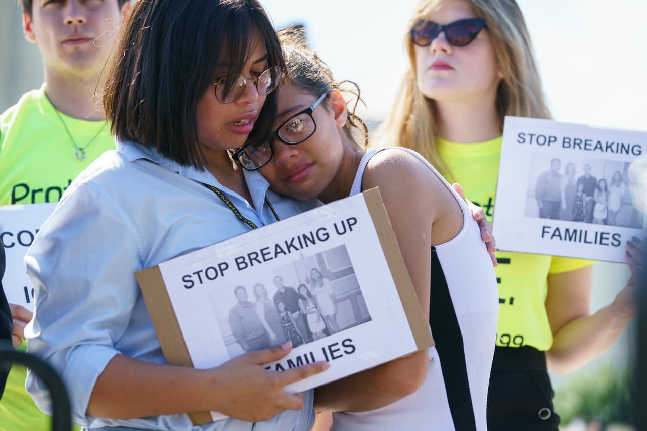 Las hermanas estadounidenses Nicole y Michelle Edralin, de Nueva Jersey, protestaron frente a la Corte Suprema en Washington el 26 de junio, seis días después de la firma de la orden ejecutiva contra la separación de familias. Su padre, un inmigrante indocumentado, fue arrestado por agentes de ICE. Ese mismo día el máximo tribunal falló a favor de la tercera versión del 'veto musulmán' que restringe el otorgamiento de visas a un grupo de países de mayoría musulmana.
