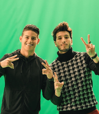 Luego del triunfo de Colombia, Yatra compartió esta imagen junto a James Rodríguez, jugador de la selección colombiana y que fue titular en el encuentro ante Polonia.