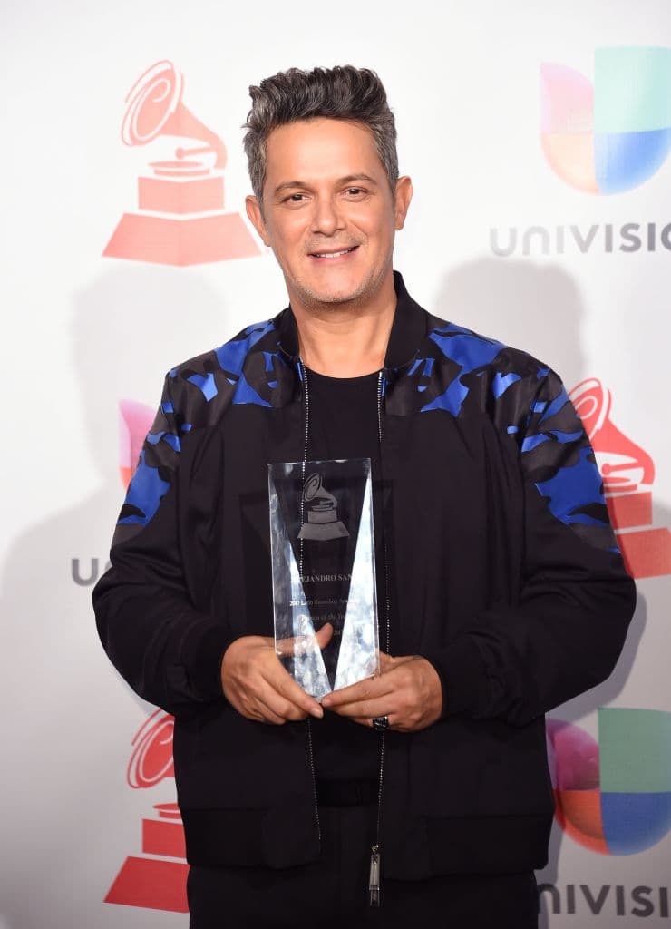 <b>Alejandro Sanz</b>
<br>A los 16 años lanzó su primer disco ‘Los chulos son pá cuidarlos’, en 1994, apareció su segundo álbum, ‘Si tú me miras’, en 1995 ‘Alejandro Sanz 3’ y en 1997 ‘Más’, tres años después ‘El alma al aire’. 
<br>
<br>En 2011 consiguió el premio Grammy al mejor álbum pop latino por ‘Paraíso Express’.