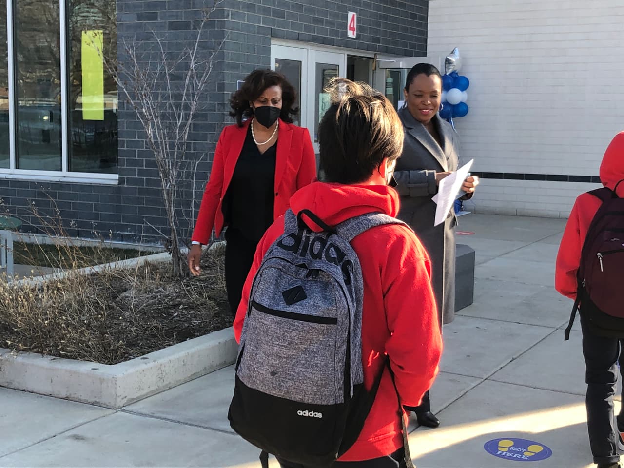 Esta semana, el número de estudiantes que regresan a los salones podría alcanzar los 61,000 alumnos, aunque la cifra representa menos del 30 por ciento de los alumnos elegibles, CPS dice que trabaja para responder a casos donde el personal sea insuficiente.