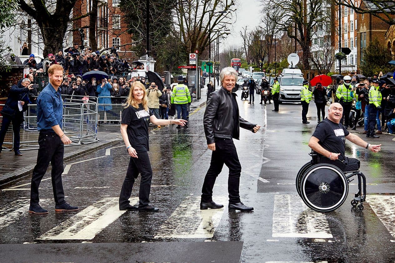 En la que ha sido llamada "la gira del adiós de la realeza", el príncipe se reunió con el roquero Jon Bon Jovi en Abbey Road de Londres, para grabar el tema 'Unbroken' para los Invictus Games.
