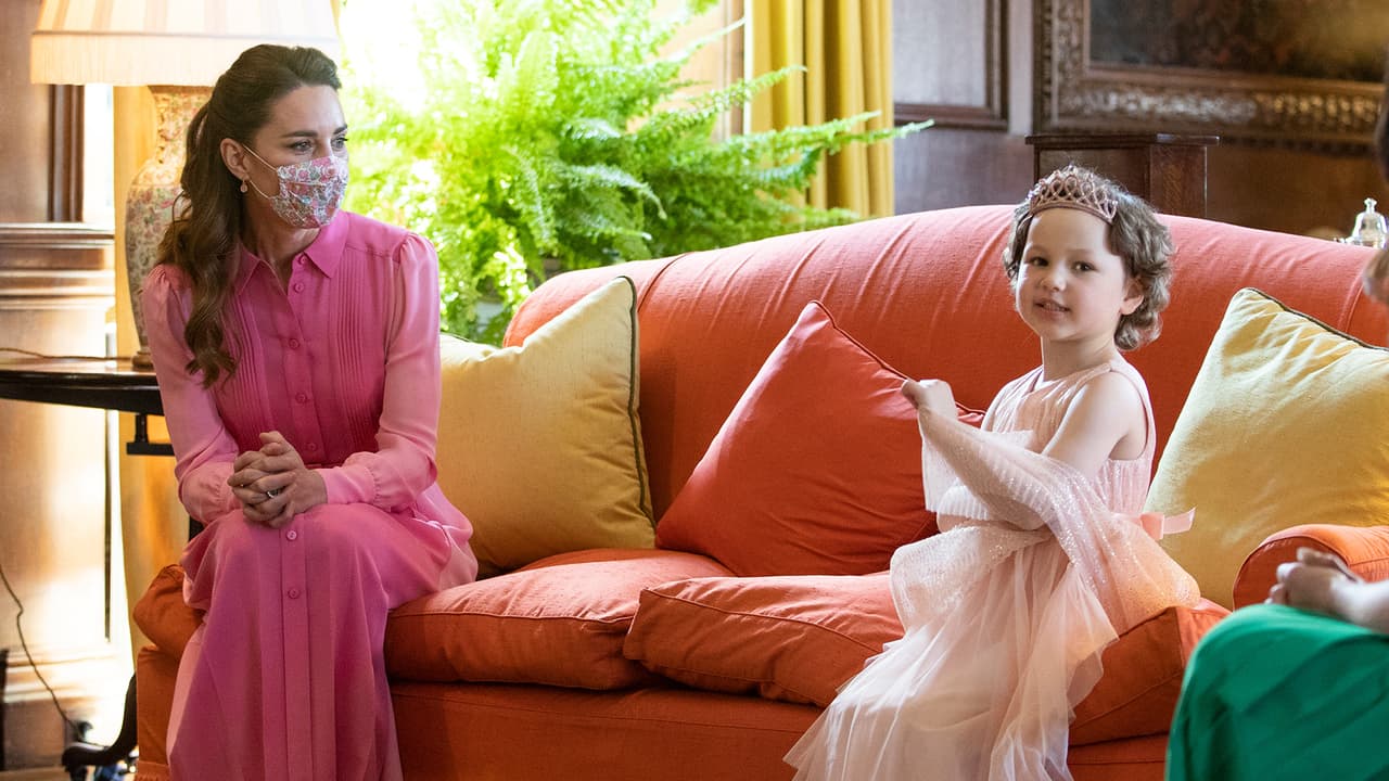 Kate Middleton cumple la promesa que le hizo a una niña con cáncer y se viste de rosa como "princesa"