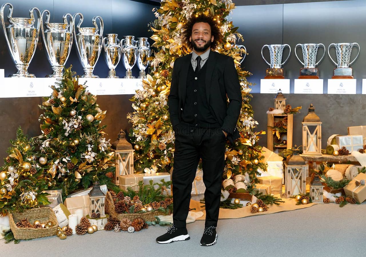 “Desde el Real Madrid queremos enviaros, en estos días tan especiales y en estos momentos difíciles, un mensaje de cariño, solidaridad y esperanza. Nuestros mejores deseos para que recuperemos la normalidad en este año nuevo 2021 y podamos compartir juntos muchos éxitos”, expresó Florentino Pérez.