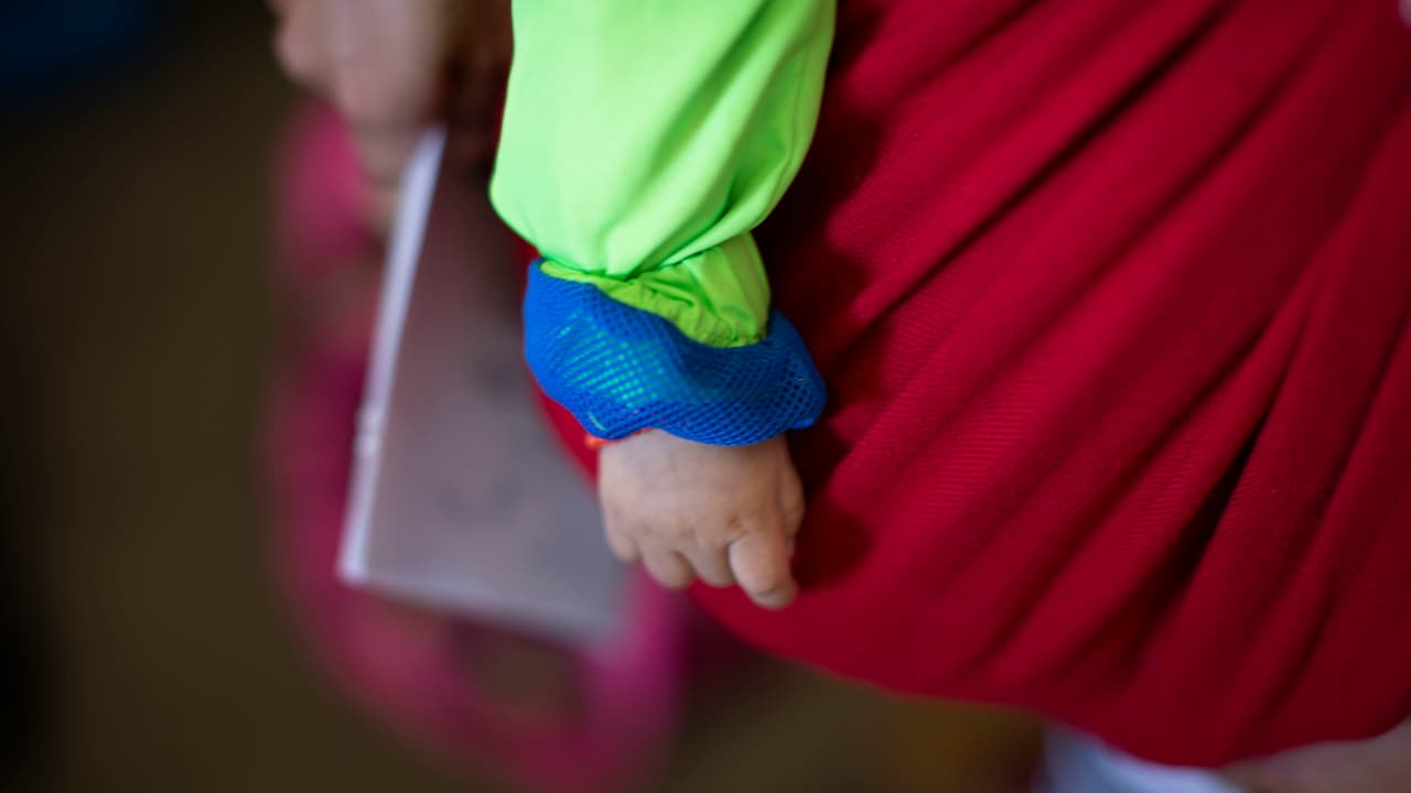 “Fue un viaje muy duro”, dice una indígena guatemalteca de 19 años quien caminó una semana por el desierto con su bebe de 3 meses. Los dos esperan el bus que los llevará a Alabama, en donde su esposo, quien llego a los Estados Unidos hace un mes, los espera.