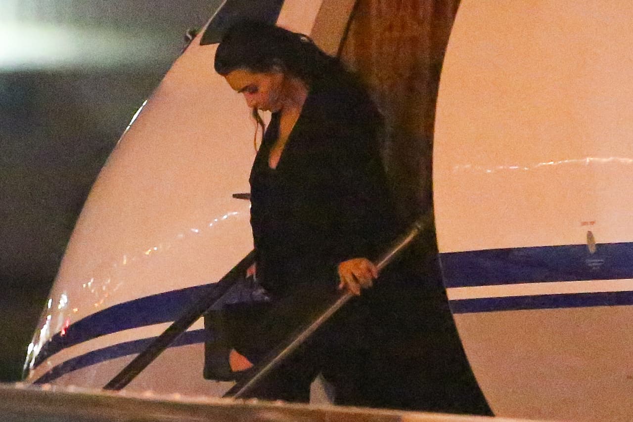 Kim muy seria, tal vez cansada del viaje.