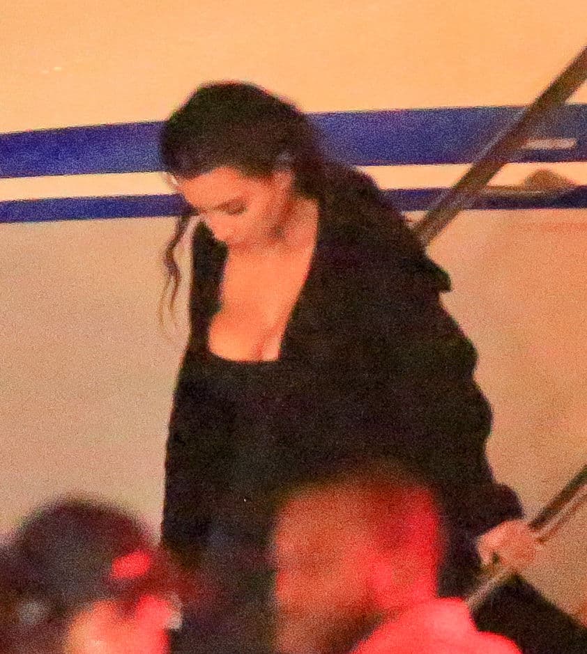 También notamos que hasta para volar luce muy sexy. ¿Qué tal ese escotazo?