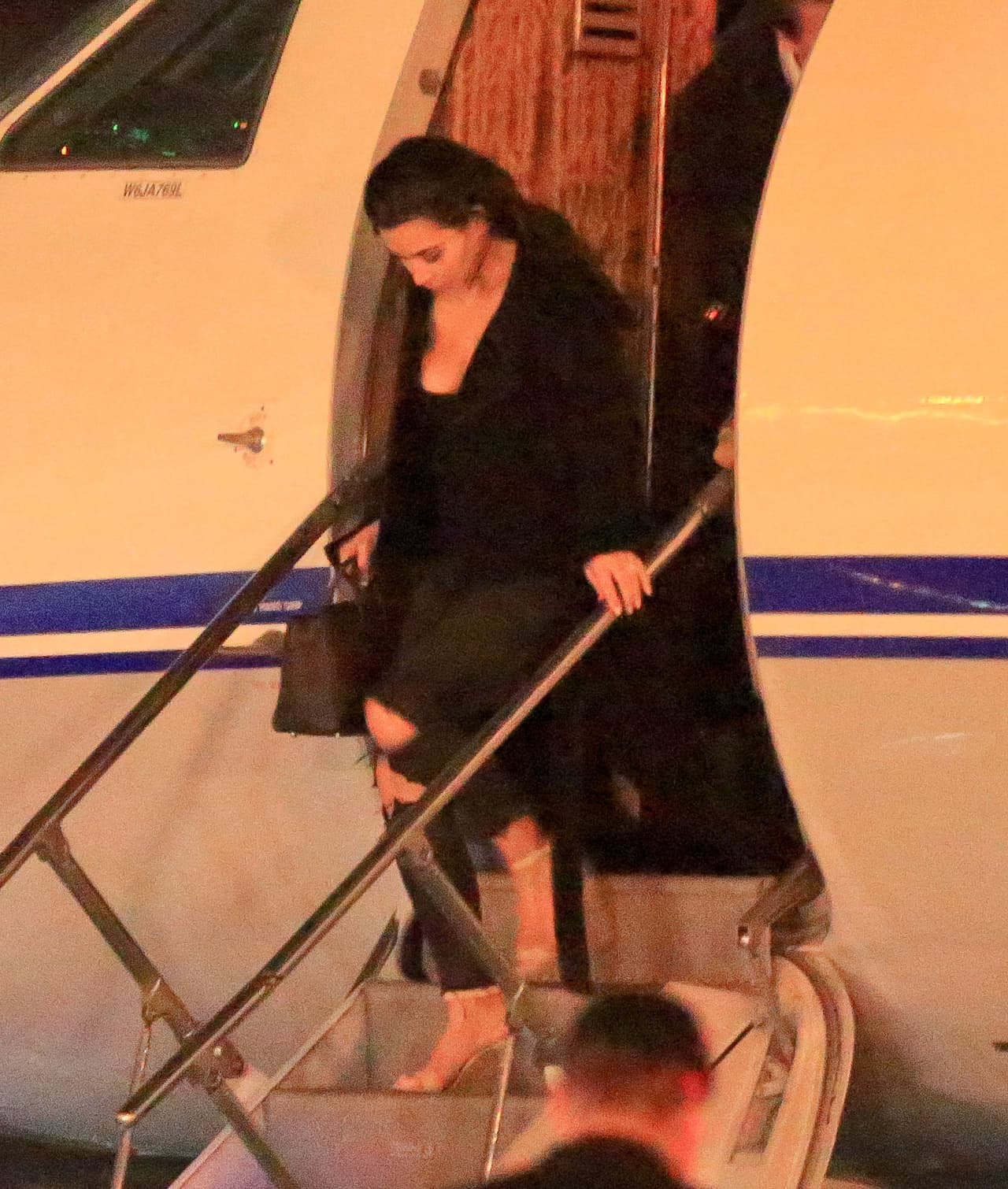 Al bajar las escaleras tuvo un pequeño inconveniente.