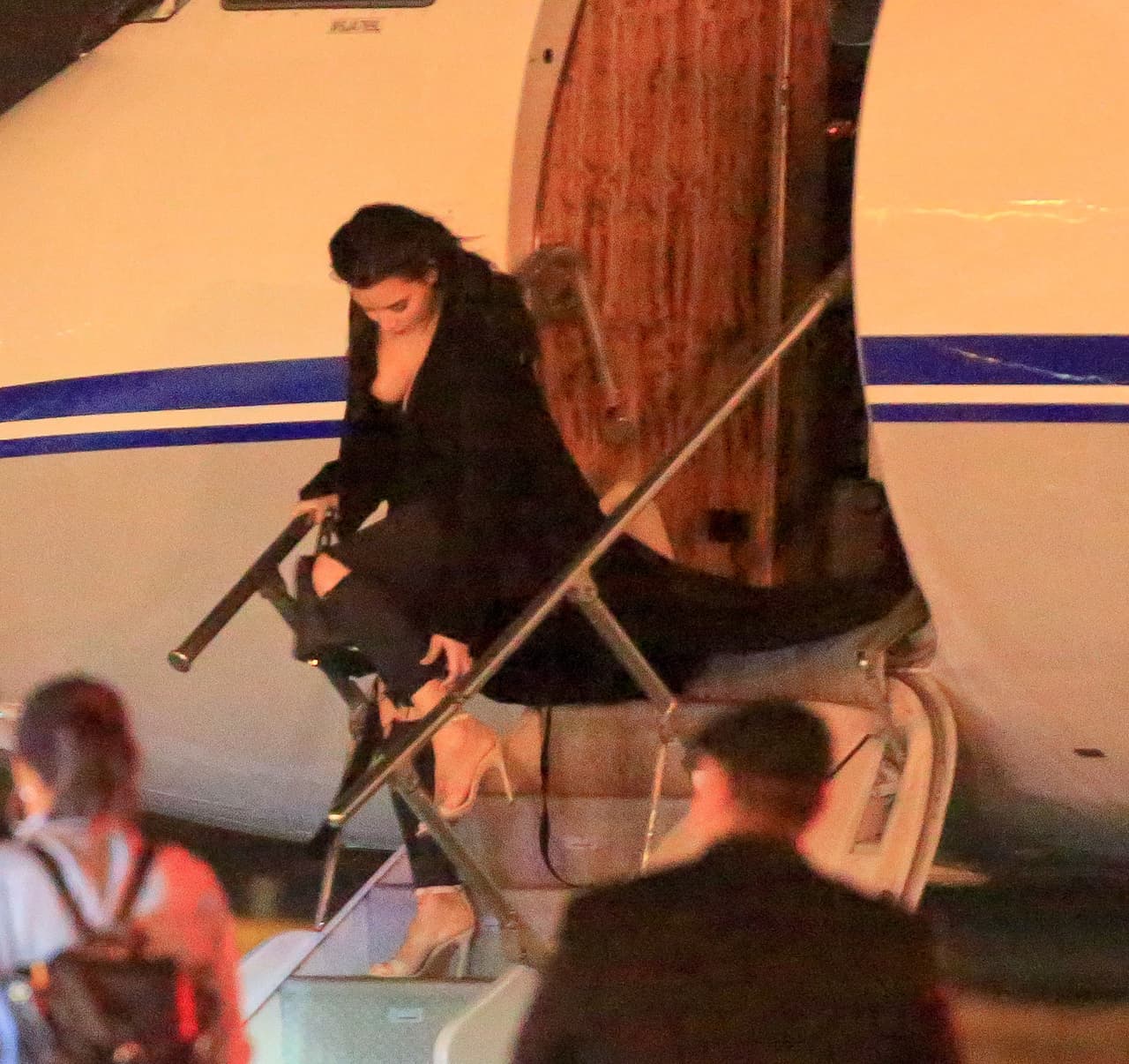 Su zapatilla se atoró en sus jeans.