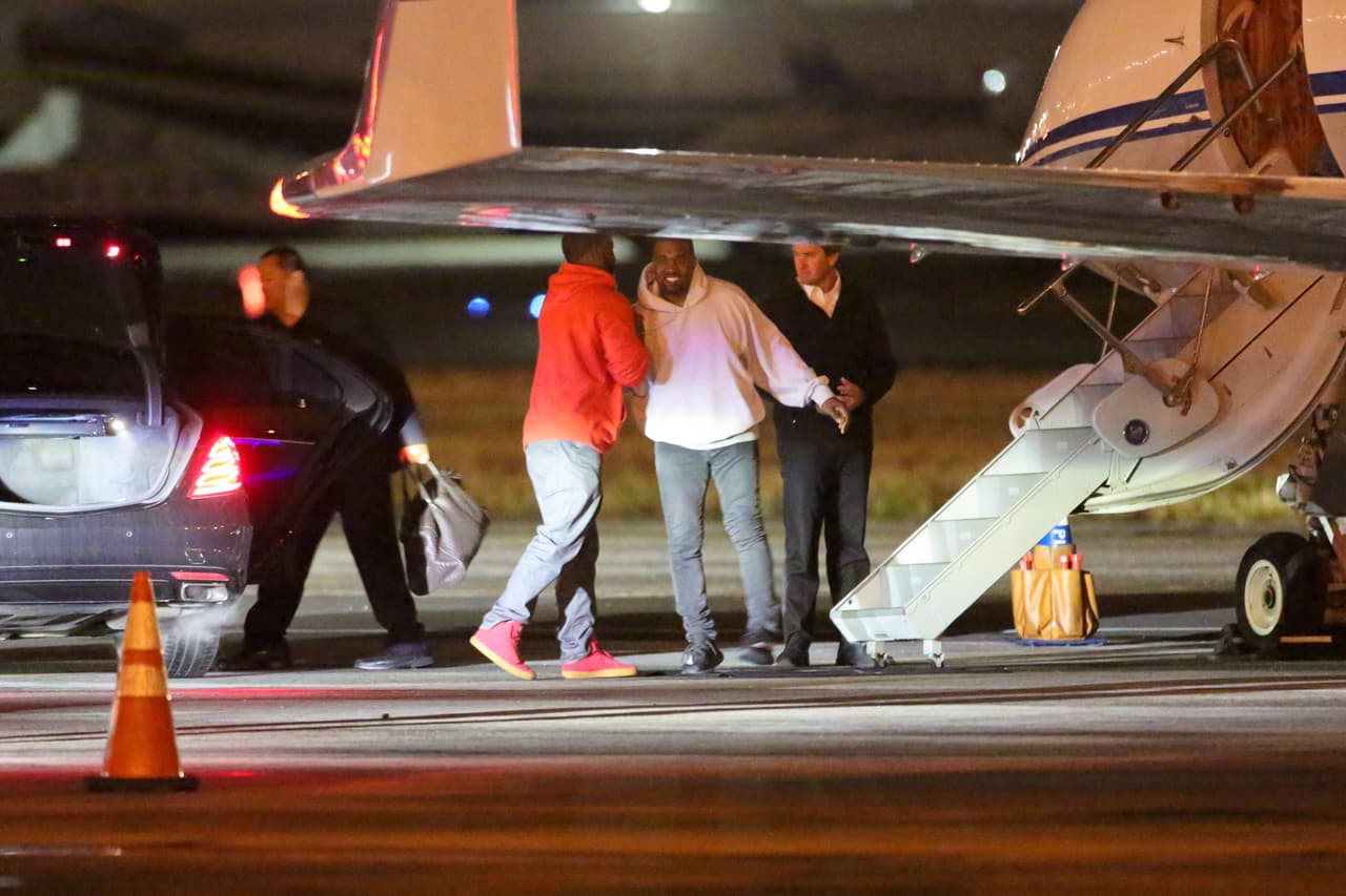 Kim y Kanye bajaron del avión sin sus peques.