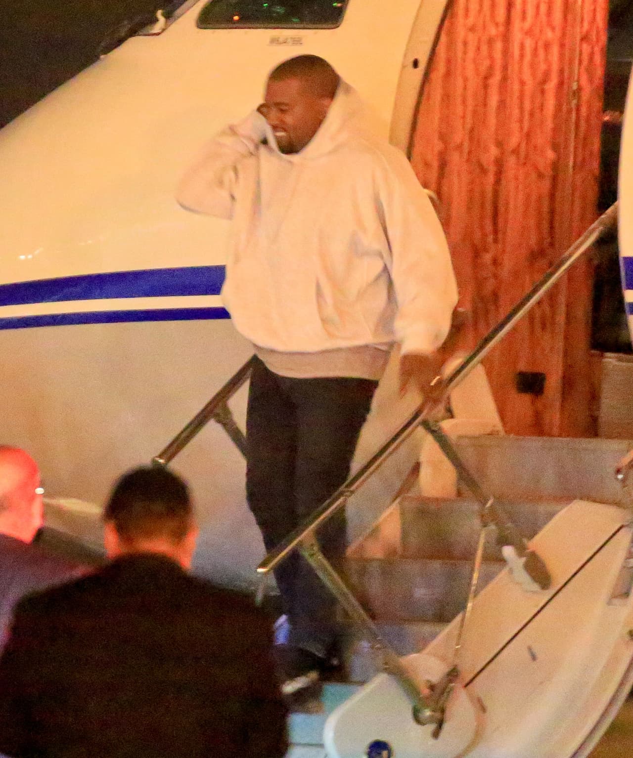 Kanye lucía muy feliz de estar de vuelta en casa.