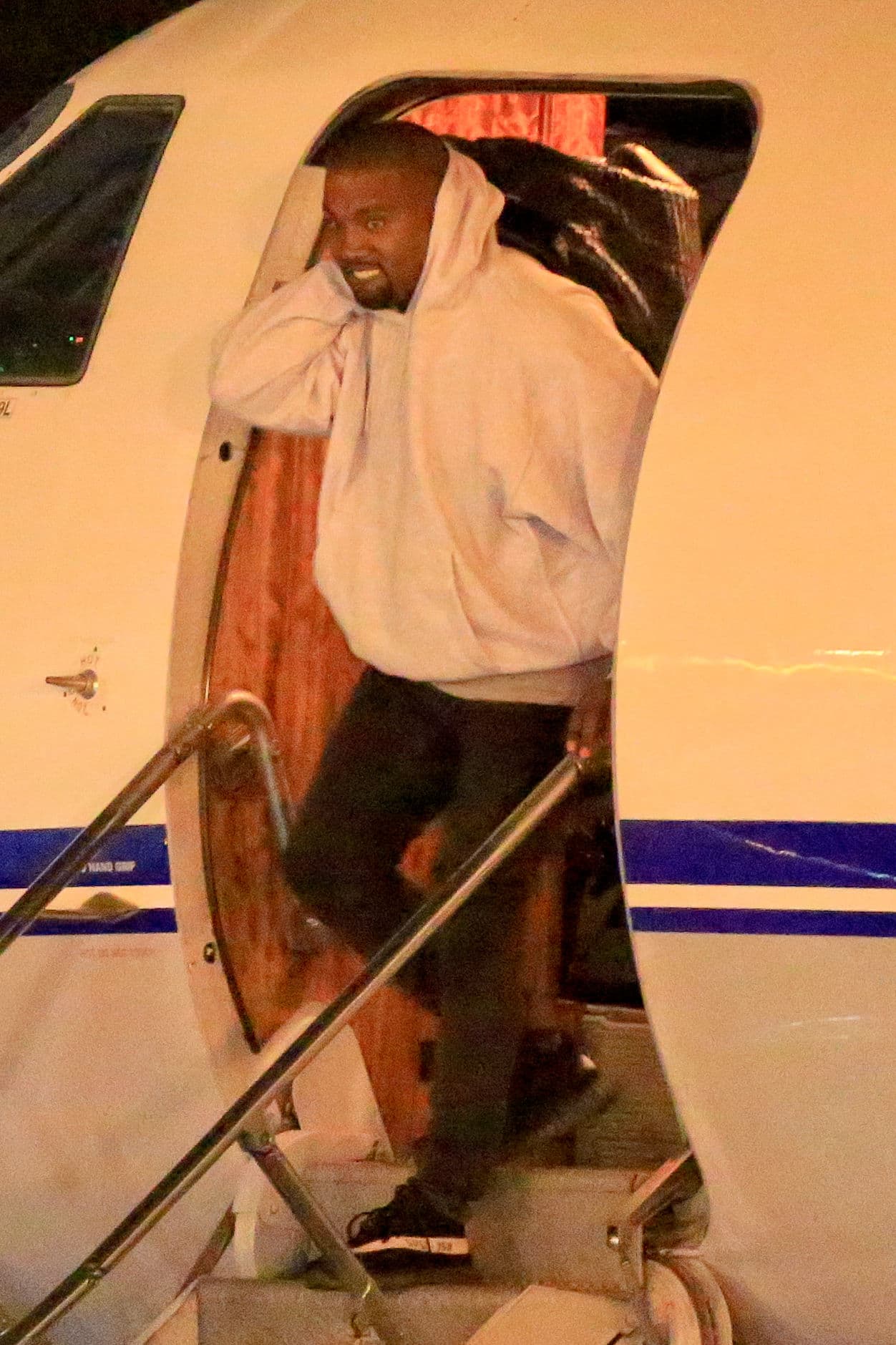 Los paparazzi captaron a Kim y Kanye arribando en su jet privado.