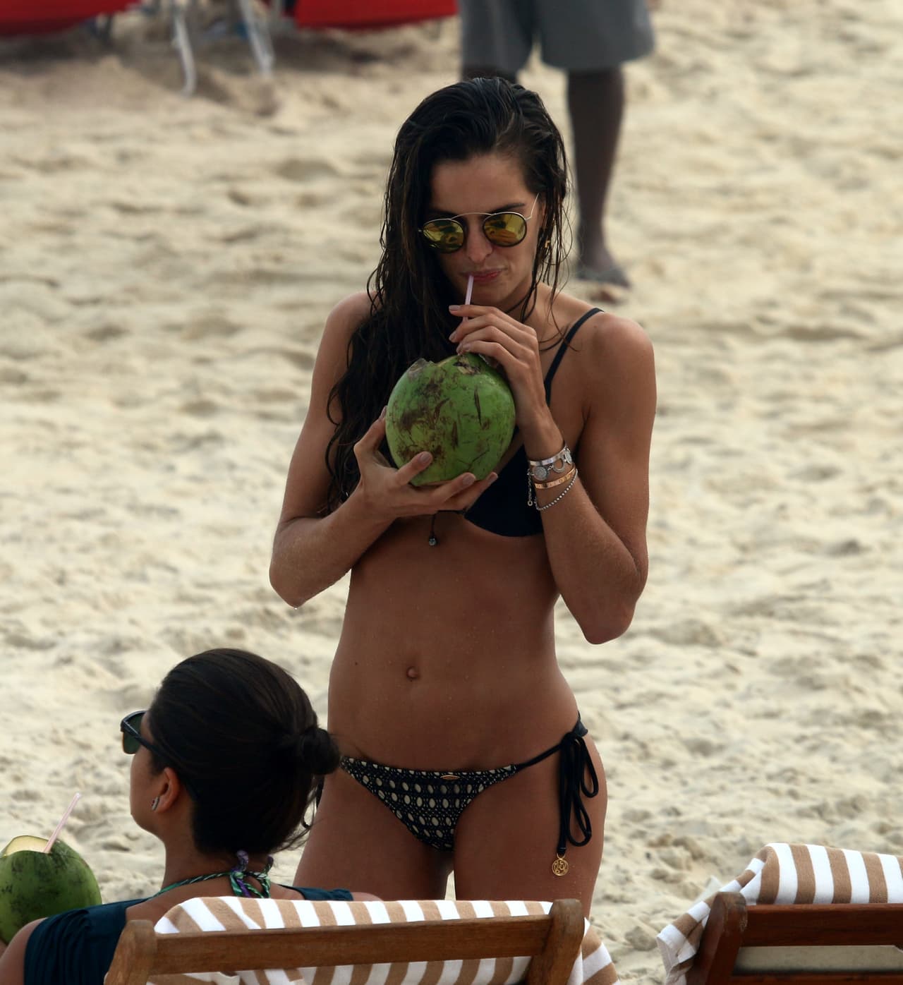 La súper modelo presumió sus curvas en un diminuto bikini.