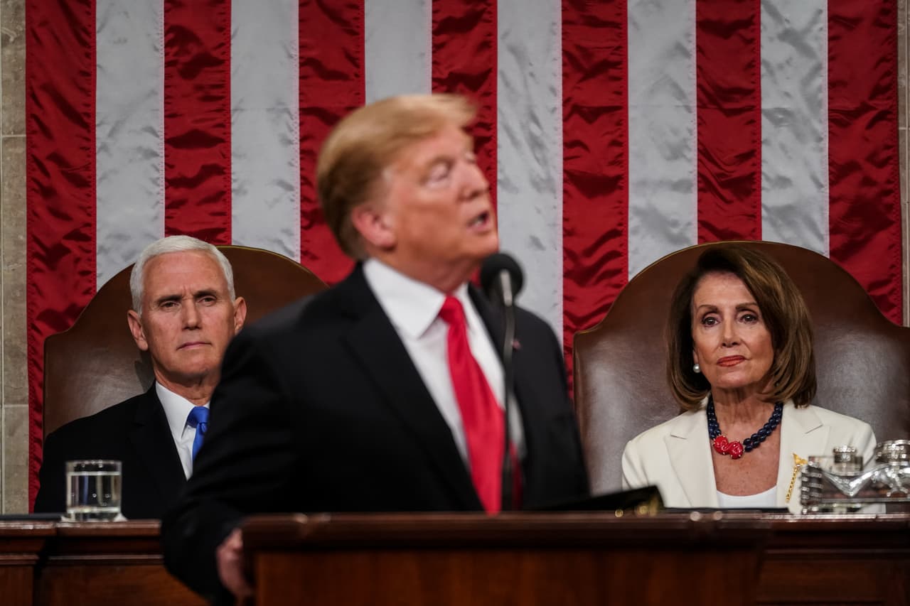 El vicepresidente Pence y la Presidenta del Congreso Pelosi atentos a las palabras de Trump.