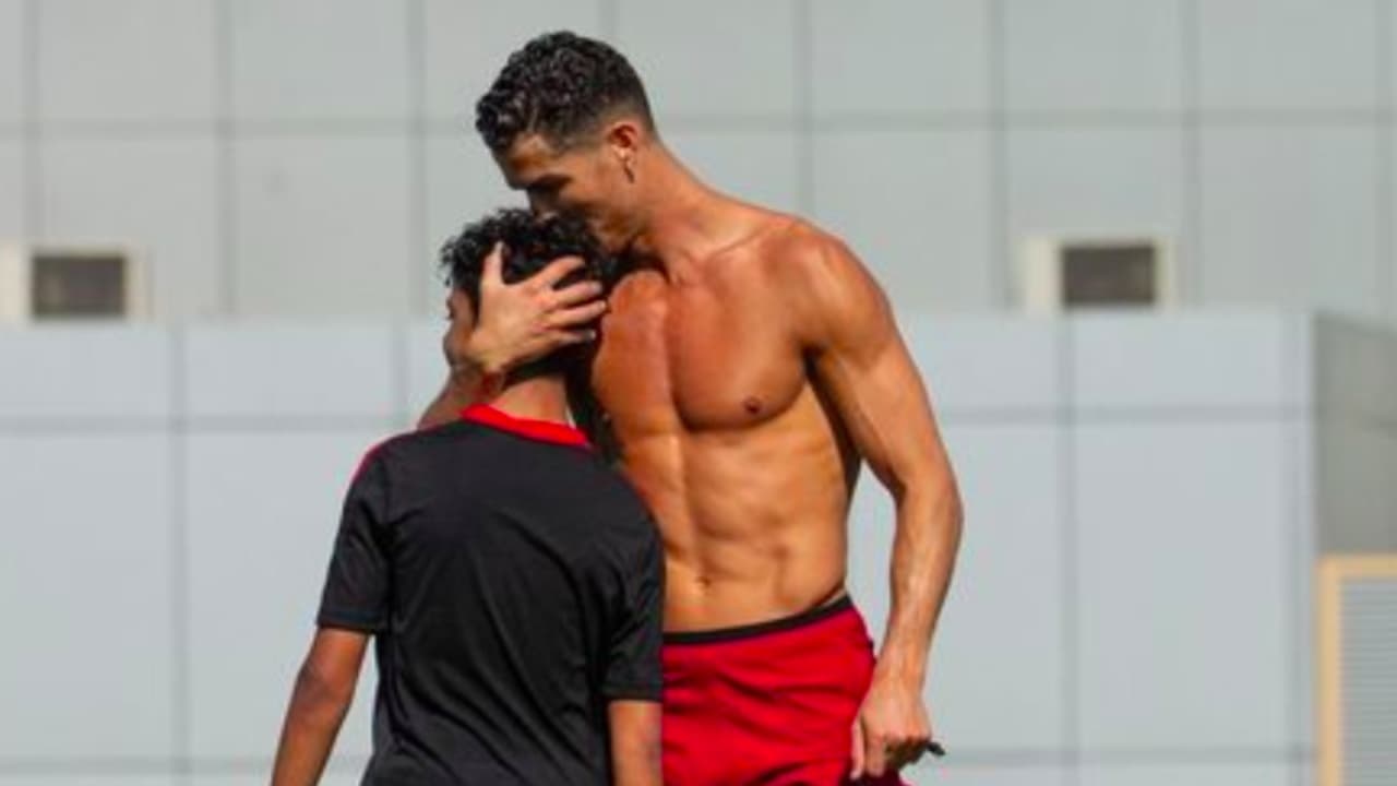 Cristiano presume práctica con su hijo, a quien llama el “futuro” del futbol 