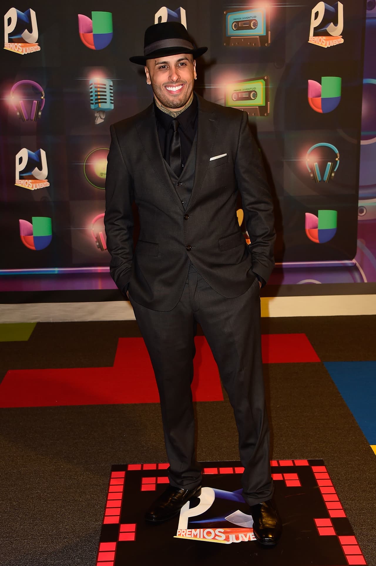 También ese mismo año, vimo a Nicky Jam y su look total black.