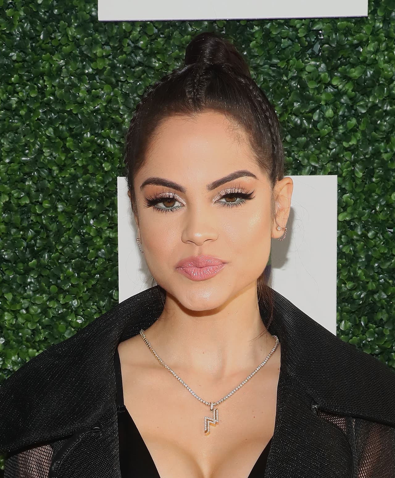 Nos referimos a 
<b><a href="https://www.univision.com/shows/mira-quien-baila/hubo-beso-o-no-entre-natti-natasha-y-casper-tenemos-las-pruebas-foto-a-foto-fotos">Natti Natasha</a></b>, de 32 años, cuyo nombre verdadero es Natalia Alexandra Gutiérrez Batista. La artista acaba de lanzar estos días el tema 'La mejor versión de mí', en contra de la violencia hacia la mujer.