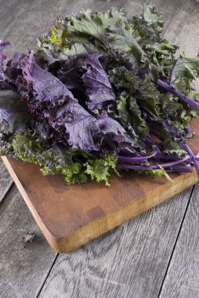 Cocina 4 tazas de col rizada, sin los tallos duros, hasta que las hojas se ablanden (unos 5 minutos).