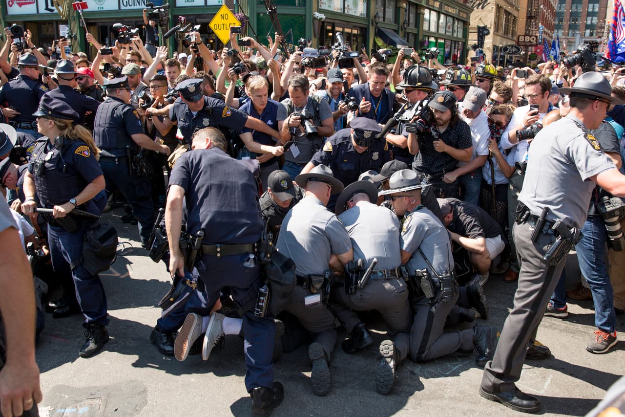MIERCOLES 20 DE JULIO. 4:08 PM. Varios manifestantes fueron arrestados esta tarde en la entrada peatonal de la Convención Nacional Republicana en Cleveland.